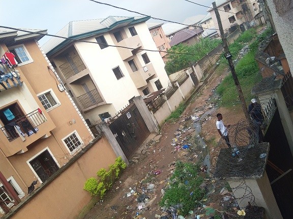 dirt littered on the road in back of admin mouau